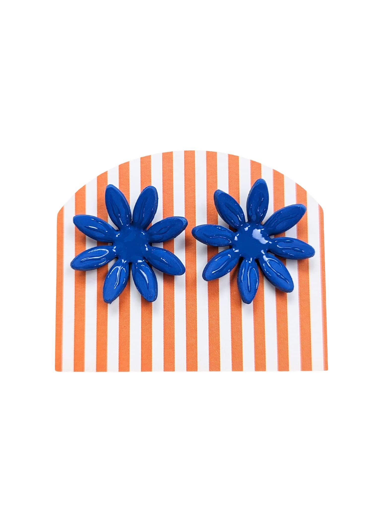 boucles d'oreilles bleues en forme de fleurs, Marguerite, artisanales et uniques, en pâte polymère, fabrication française