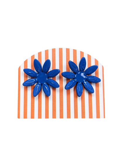 boucles d'oreilles fleurs bleues, artisanales et uniques, en pâte polymère, fabrication française