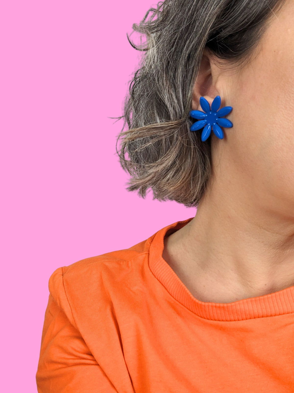 boucles d'oreilles fleurs bleues, artisanales et uniques, en pâte polymère, fabrication française