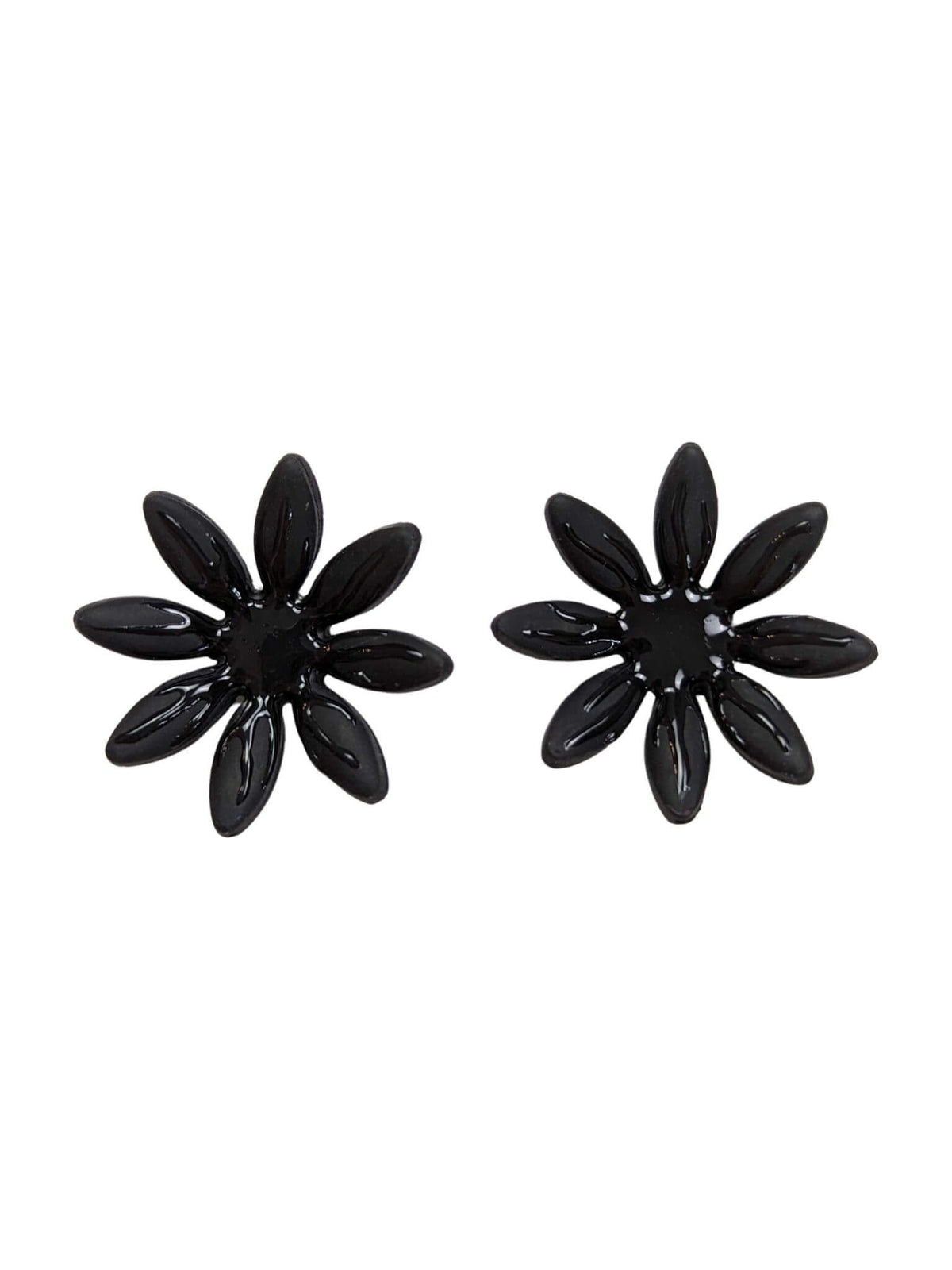 boucles d'oreilles fleurs noires, artisanales et uniques, en pâte polymère, fabrication française