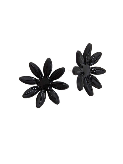 boucles d'oreilles fleurs noires, artisanales et uniques, en pâte polymère, fabrication française