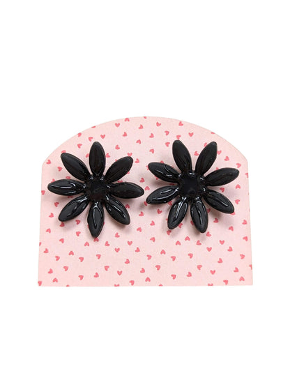 boucles d'oreilles fleurs noires, artisanales et uniques, en pâte polymère, fabrication française