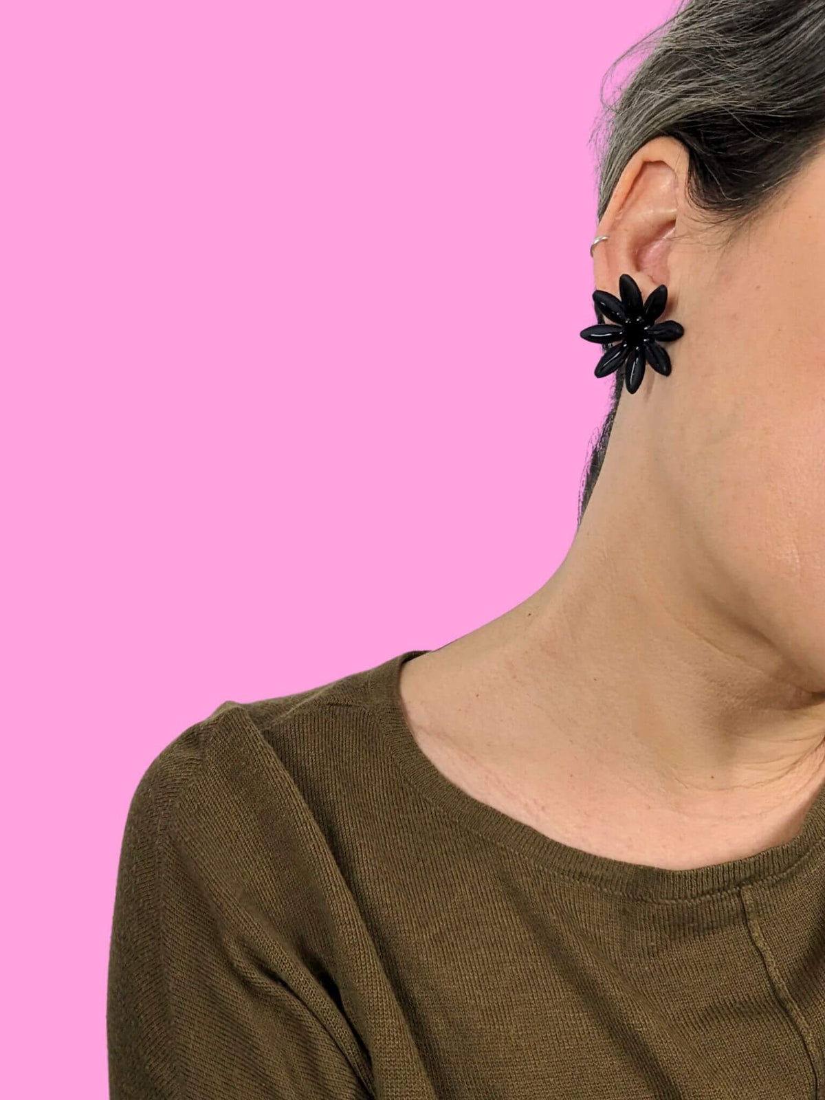 boucles d'oreilles fleurs noires, artisanales et uniques, en pâte polymère, fabrication française