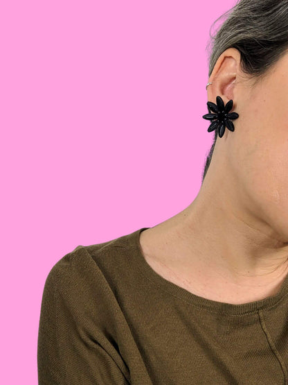 boucles d'oreilles fleurs noires, artisanales et uniques, en pâte polymère, fabrication française