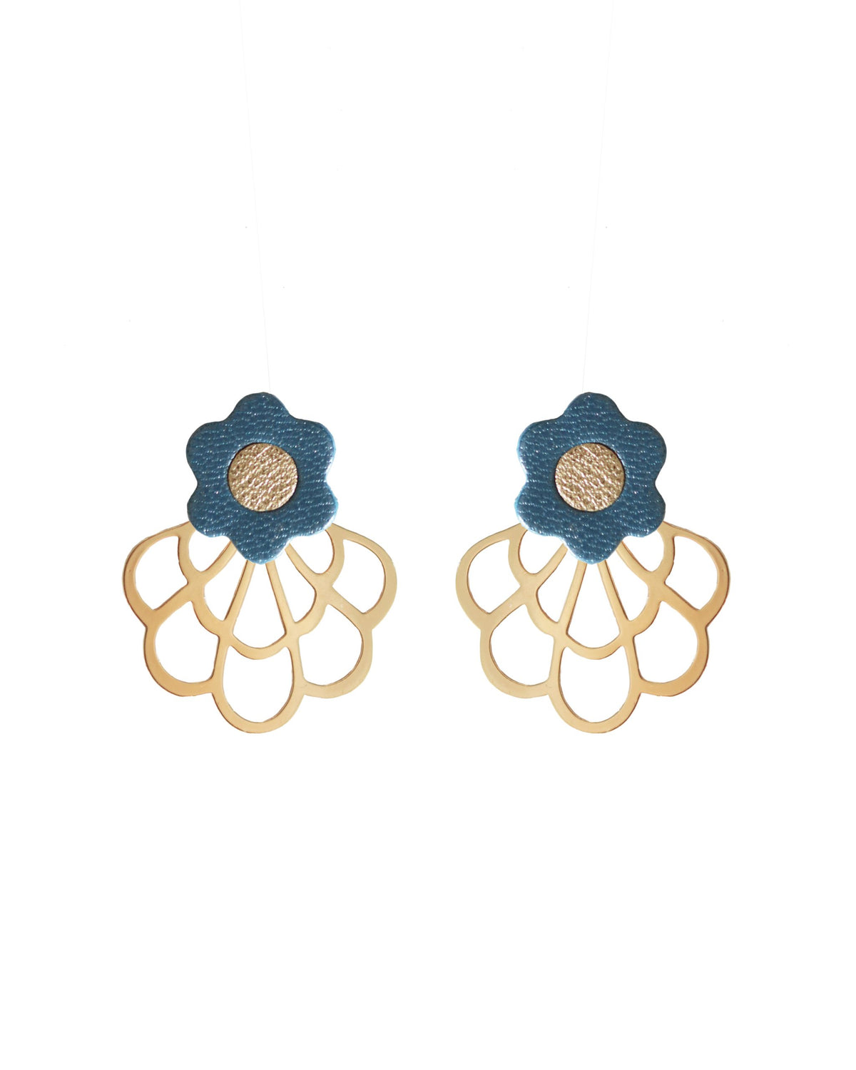 Boucles d'oreilles en cuir upcyclé, avec des fleurs bleues et dorées, Jeanne et Jo.