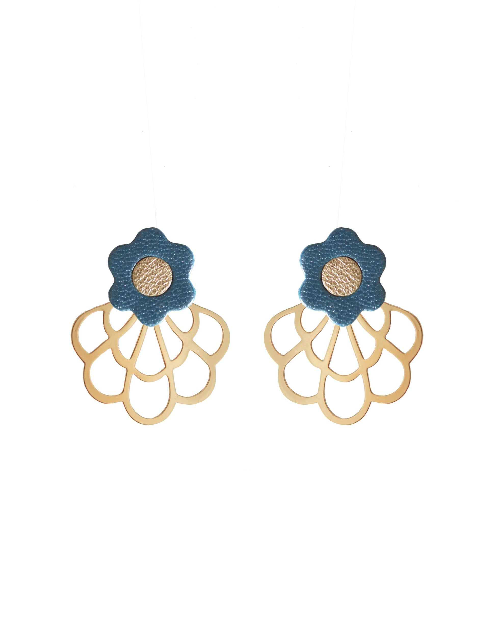 Boucles d'oreilles en cuir upcyclé, avec des fleurs bleues et dorées, Jeanne et Jo.