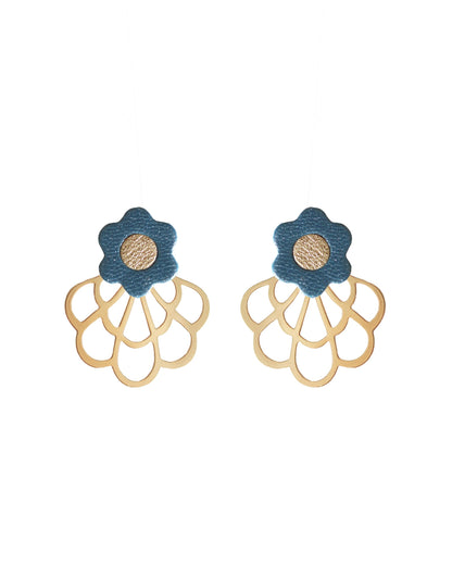 Boucles d'oreilles en cuir upcyclé, avec des fleurs bleues et dorées, Jeanne et Jo.
