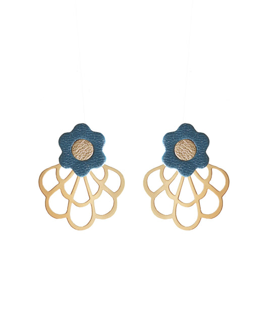 Boucles d'oreilles en cuir upcyclé, avec des fleurs bleues et dorées, Jeanne et Jo.