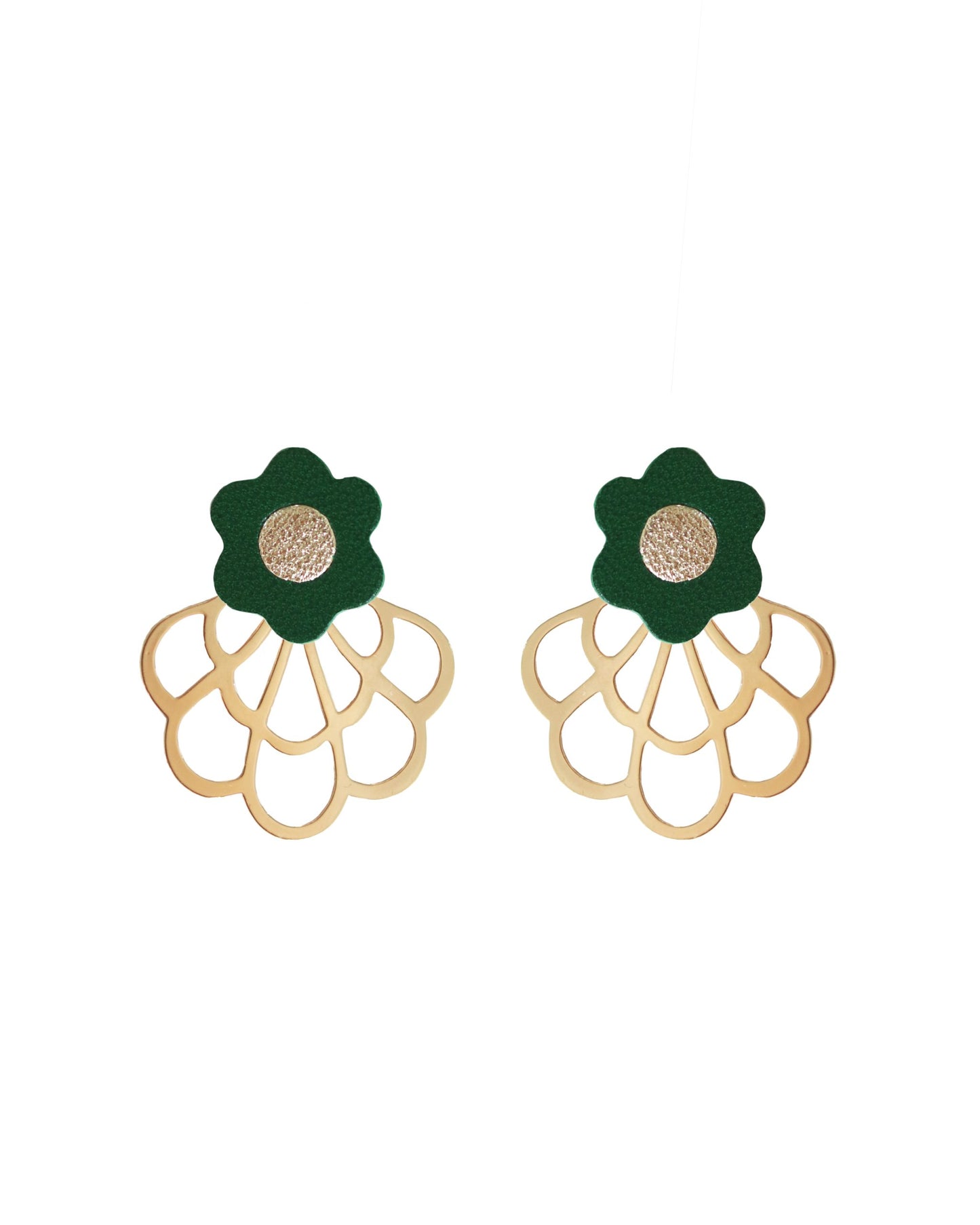 Boucles d'oreilles en cuir upcyclé avec des fleurs vertes et dorées, Jeanne et Jo.