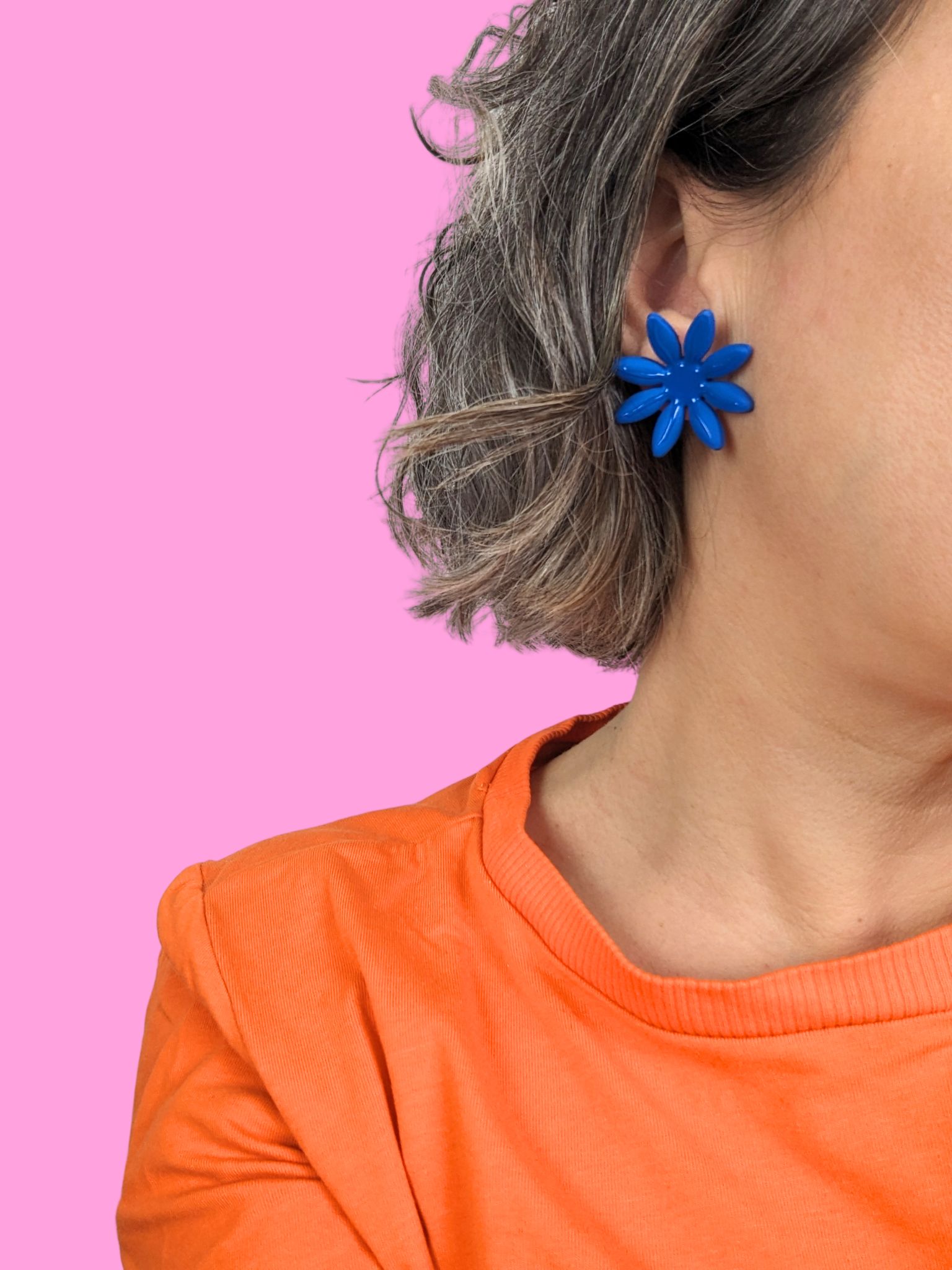 boucles d'oreilles bleues en forme de fleurs, Marguerite, artisanales et uniques, en pâte polymère, fabrication française