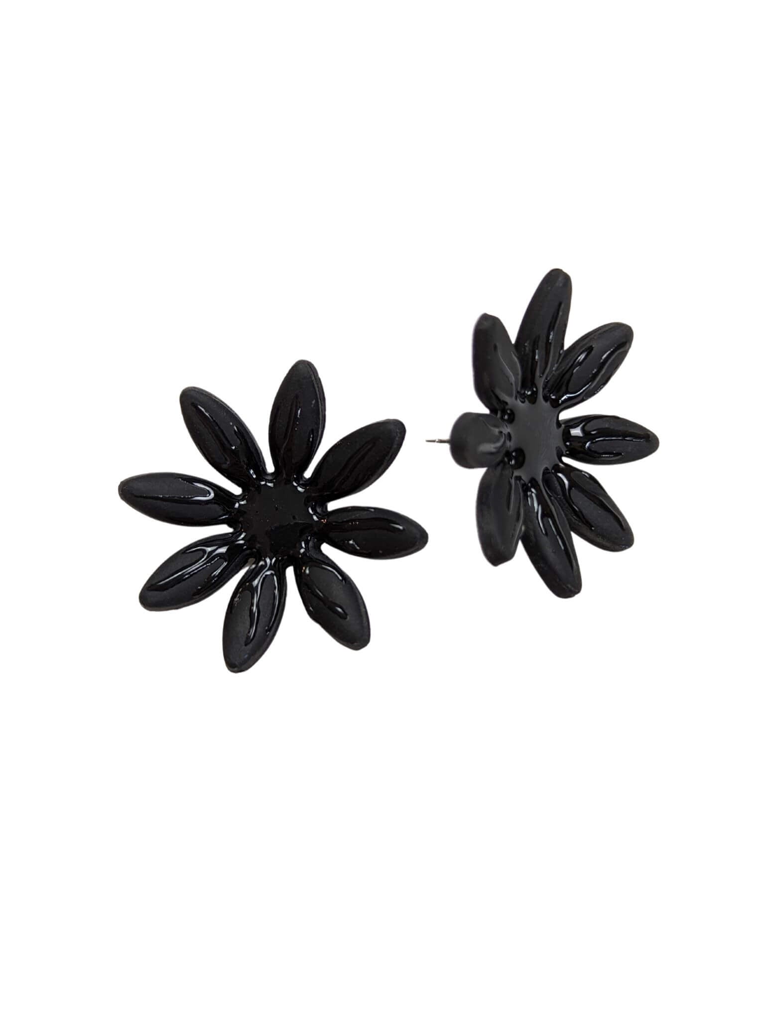 boucles d'oreilles noires en forme de fleurs, Marguerite, artisanales et uniques, en pâte polymère, fabrication française