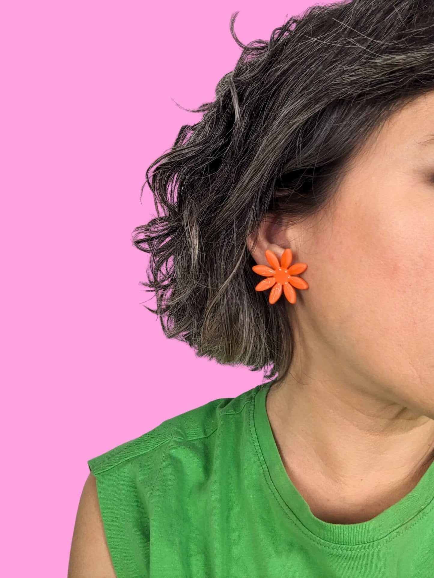 boucles d'oreilles orange en forme de fleurs, Marguerite, artisanales et uniques, en pâte polymère, fabrication française