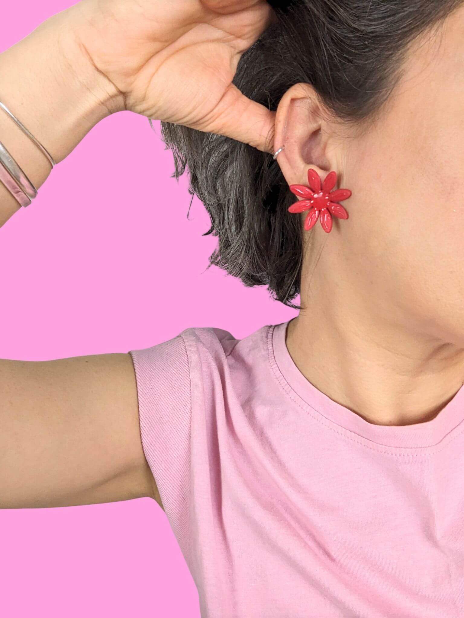 boucles d'oreilles rouges en forme de fleurs, Marguerite, artisanales et uniques, en pâte polymère, fabrication française