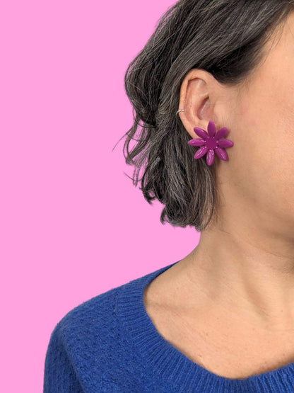 boucles d'oreilles violettes en forme de fleurs, Marguerite, artisanales et uniques, en pâte polymère, fabrication française