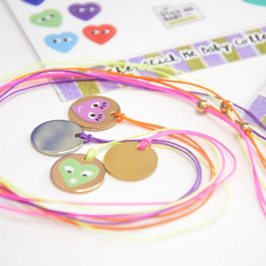 Bracelets personnalisables colorés avec des stickers cœurs.