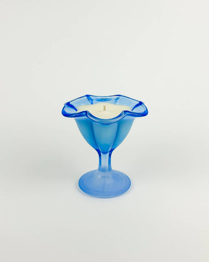 Coupe bleue en verre transparent, upcyclée en bougie artisanale et naturelle, fabriquée en France