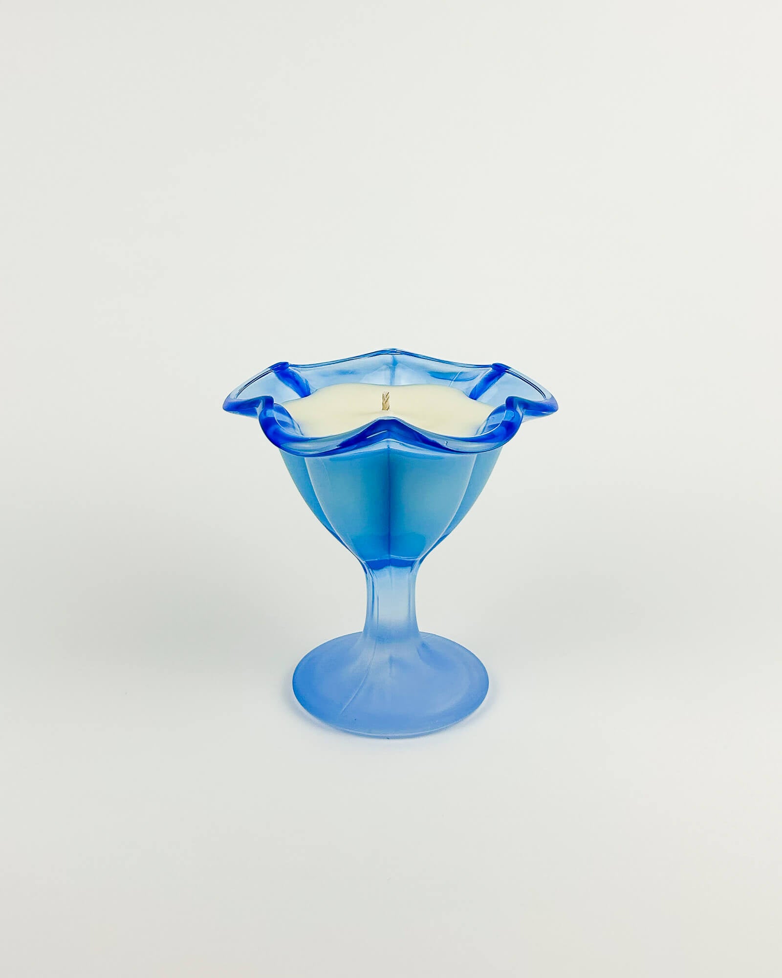 Coupe bleue en verre transparent, upcyclée en bougie artisanale et naturelle, fabriquée en France