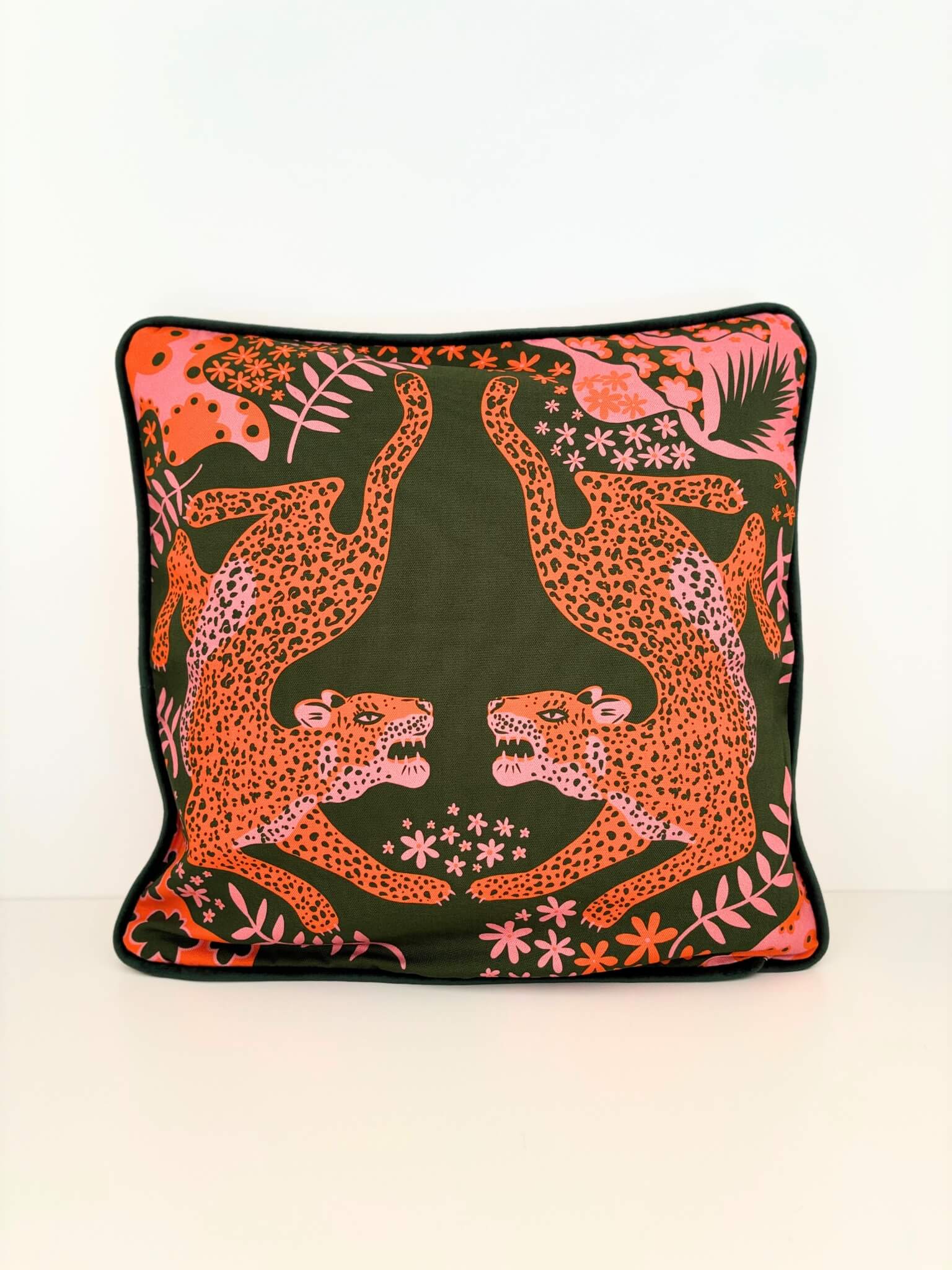 Housse de coussin avec des léopards.