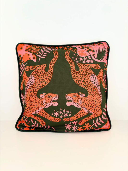 Housse de coussin avec des léopards.