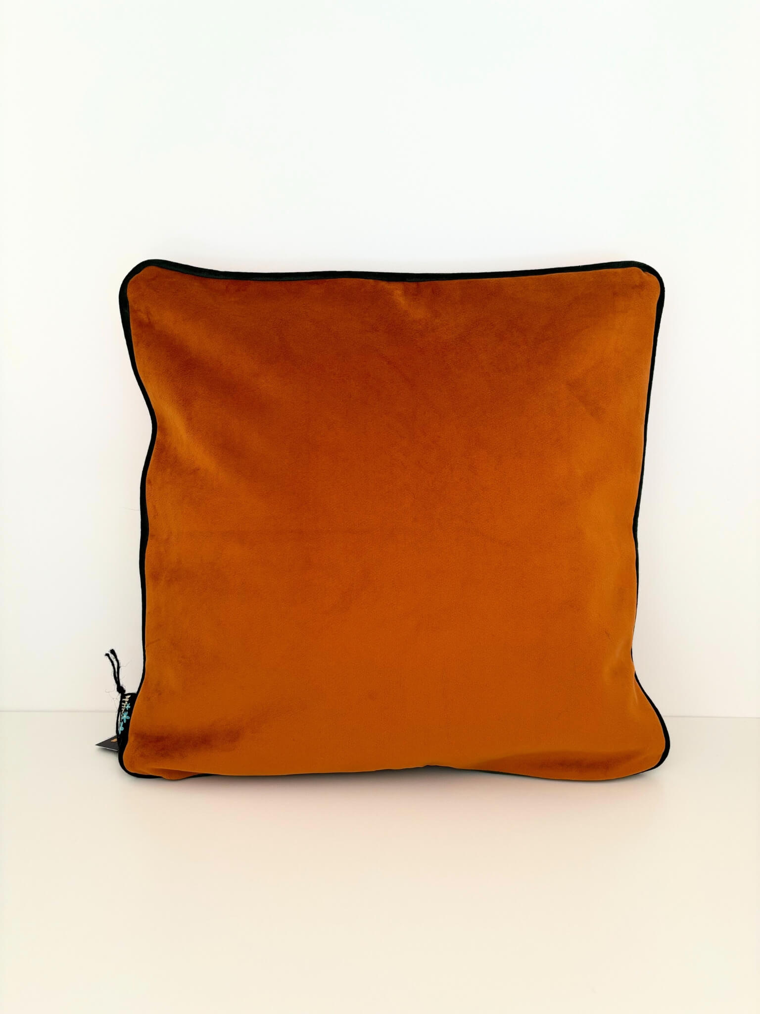 Housse de coussin avec des léopards.