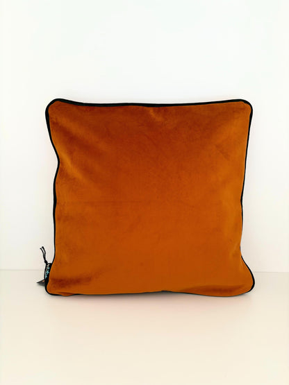 Housse de coussin avec des léopards.