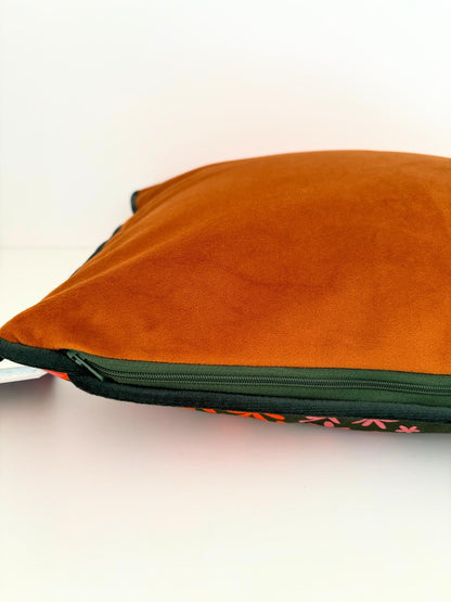 Housse de coussin avec des léopards.