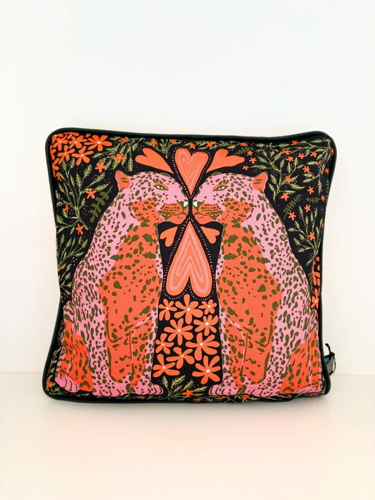 Housse de coussin avec des léopards.