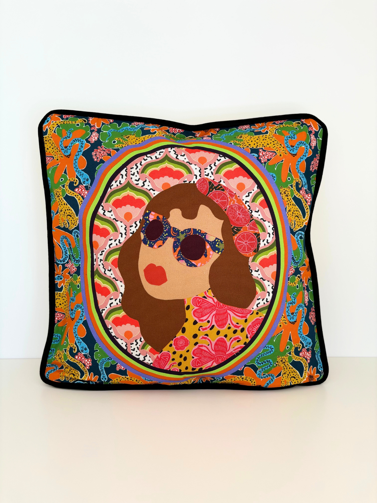 Housse de coussin artisanale colorée femme brune seventies My Pepitas