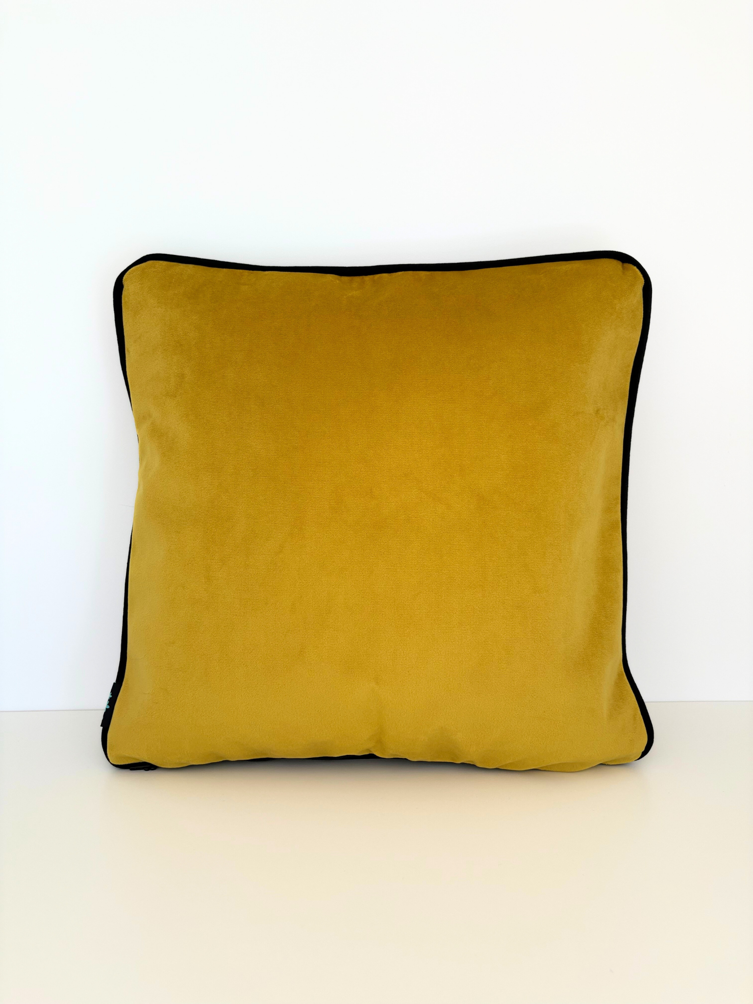 Housse de coussin artisanale colorée femme brune seventies My Pepitas