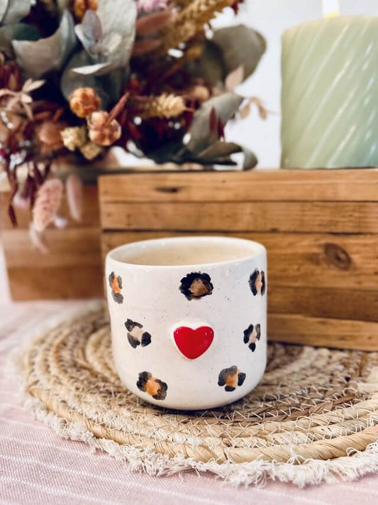 Tasse/mug en céramique artisanal, fabriqué en France, imprimé léopard, cœur rouge et anse