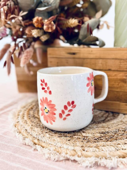 tasse/mug artisanal en céramique fabriqué en france, bouche orange flashy, fleurs colorés, orange, rose et jaune avec une anse