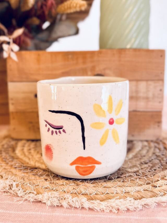 Tasse/mug en céramique artisanal, fabriqué en France, en forme de cœur, fleurs colorées, orange, jaune