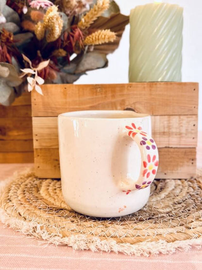 Tasse/mug en céramique artisanal, fabriqué en France, en forme de cœur, fleurs colorées, orange, jaune