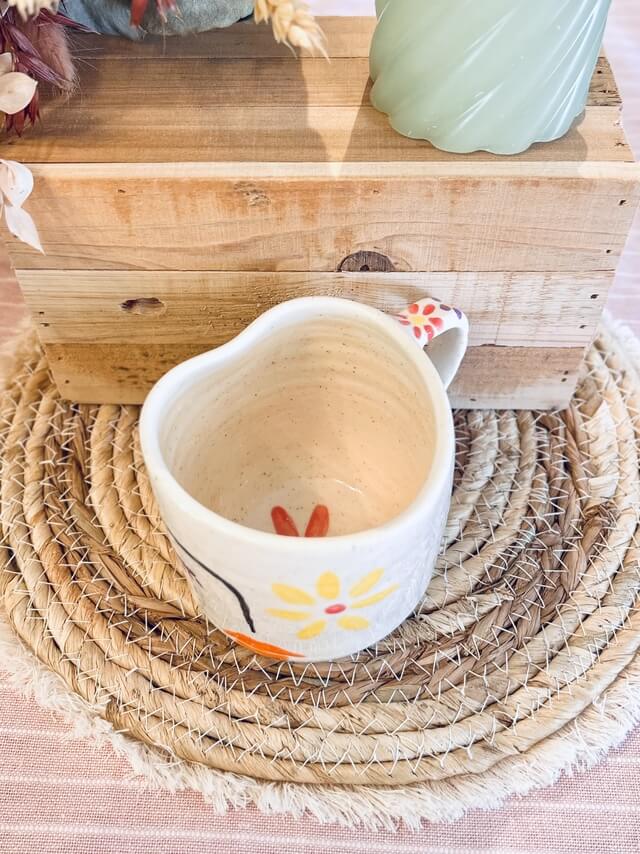 Tasse/mug en céramique artisanal, fabriqué en France, en forme de cœur, fleurs colorées, orange, jaune