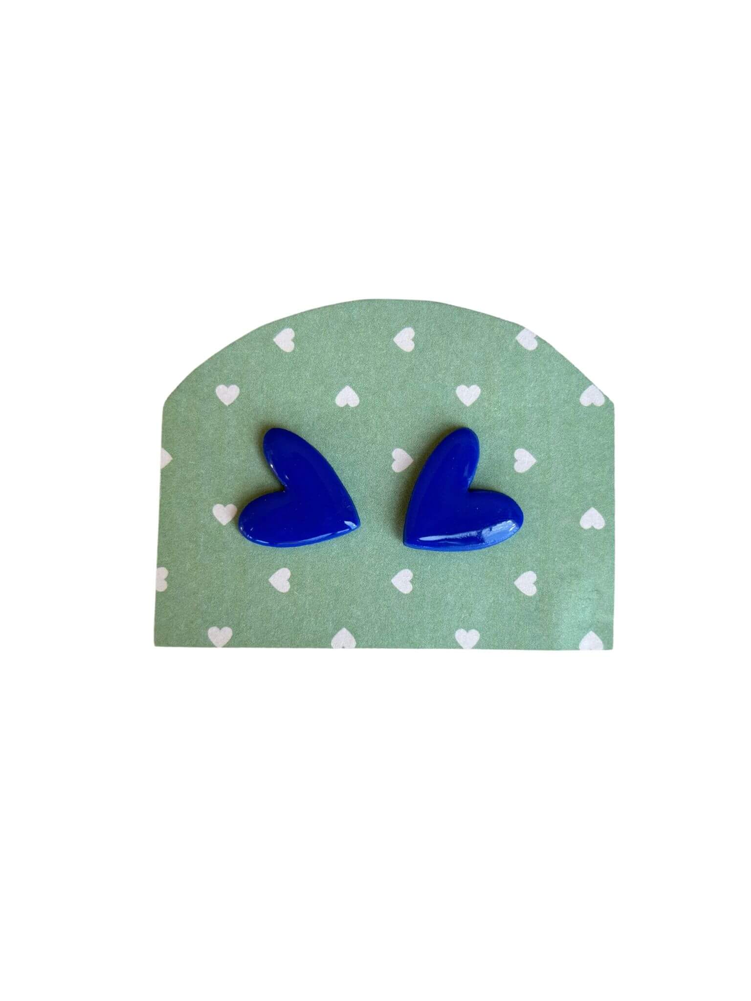 Petites boucles d'oreilles puces en forme de cœur bleu foncé, fabrication artisanale en pâte polymère, fabriquées en France