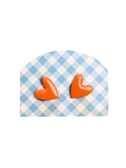 Petites boucles d'oreilles puces en forme de cœur orange, fabrication artisanale en pâte polymère, fabriquées en France