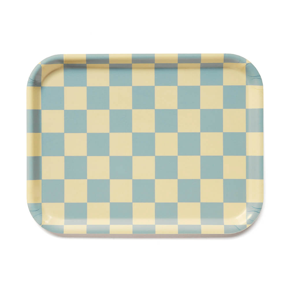 Plateau rectangulaire en bois certifié FSC, imprimé damier bleu et jaune, fabriqué en Suède.