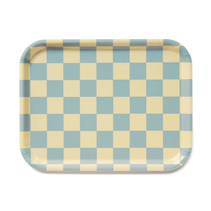 Plateau rectangulaire en bois certifié FSC, imprimé damier bleu et jaune, fabriqué en Suède.