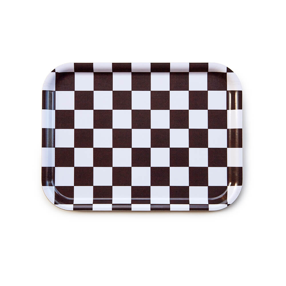 Plateau rectangulaire en bois certifié FSC, imprimé damier marron et blanc, fabriqué en Suède.