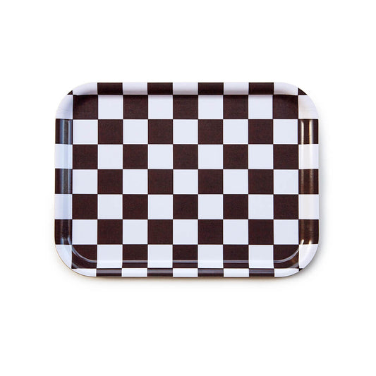 Plateau rectangulaire en bois certifié FSC, imprimé damier marron et blanc, fabriqué en Suède.