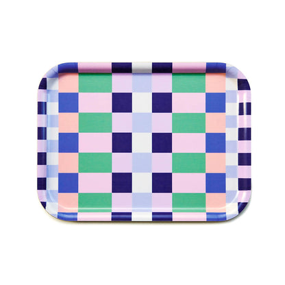 Plateau rectangulaire en bois certifié FSC, imprimé damier multicolore, fabriqué en Suède.