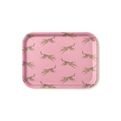 Plateau en bois rectangulaire rose avec un motif léopards.