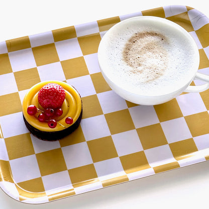 Plateau rectangulaire en bois certifié FSC, imprimé damier jaune moutarde et gris, avec une tasse de café.