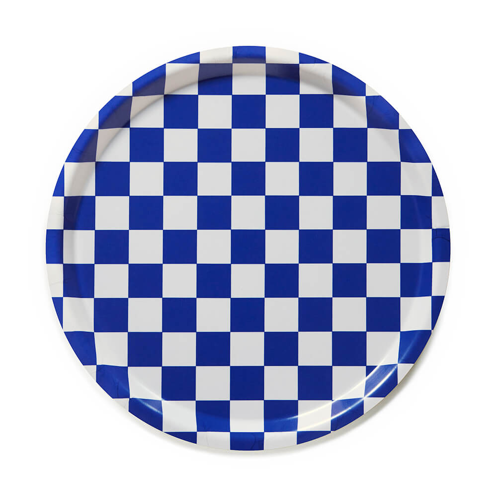 Plateau rond en bois certifié FSC, imprimé damier bleu et blanc, fabriqué en Suède.