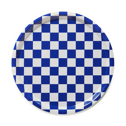 Plateau rond en bois certifié FSC, imprimé damier bleu et blanc, fabriqué en Suède.