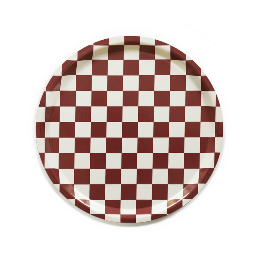 Plateau rond en bois certifié FSC, imprimé damier bordeaux et blanc, fabriqué en Suède.