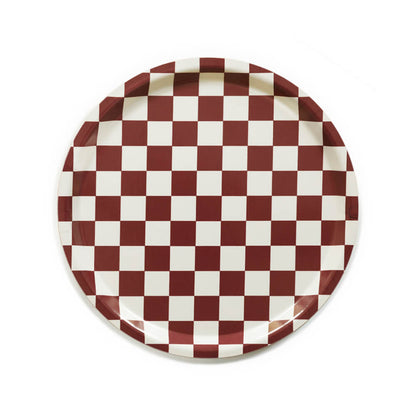 Plateau rond en bois certifié FSC, imprimé damier bordeaux et blanc, fabriqué en Suède.