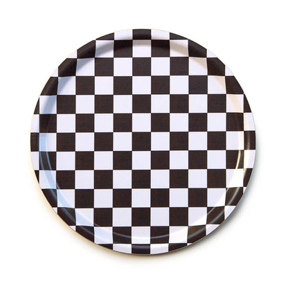 Plateau rond en bois certifié FSC, imprimé damier marron et blanc, fabriqué en Suède.