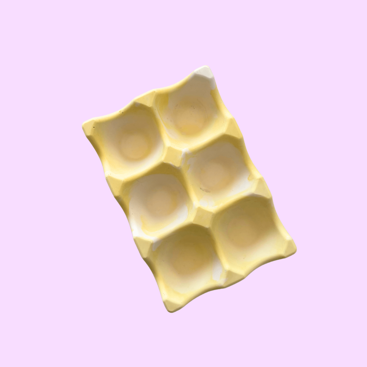 Rangement pour œufs artisanal et écologique jaune pastel.