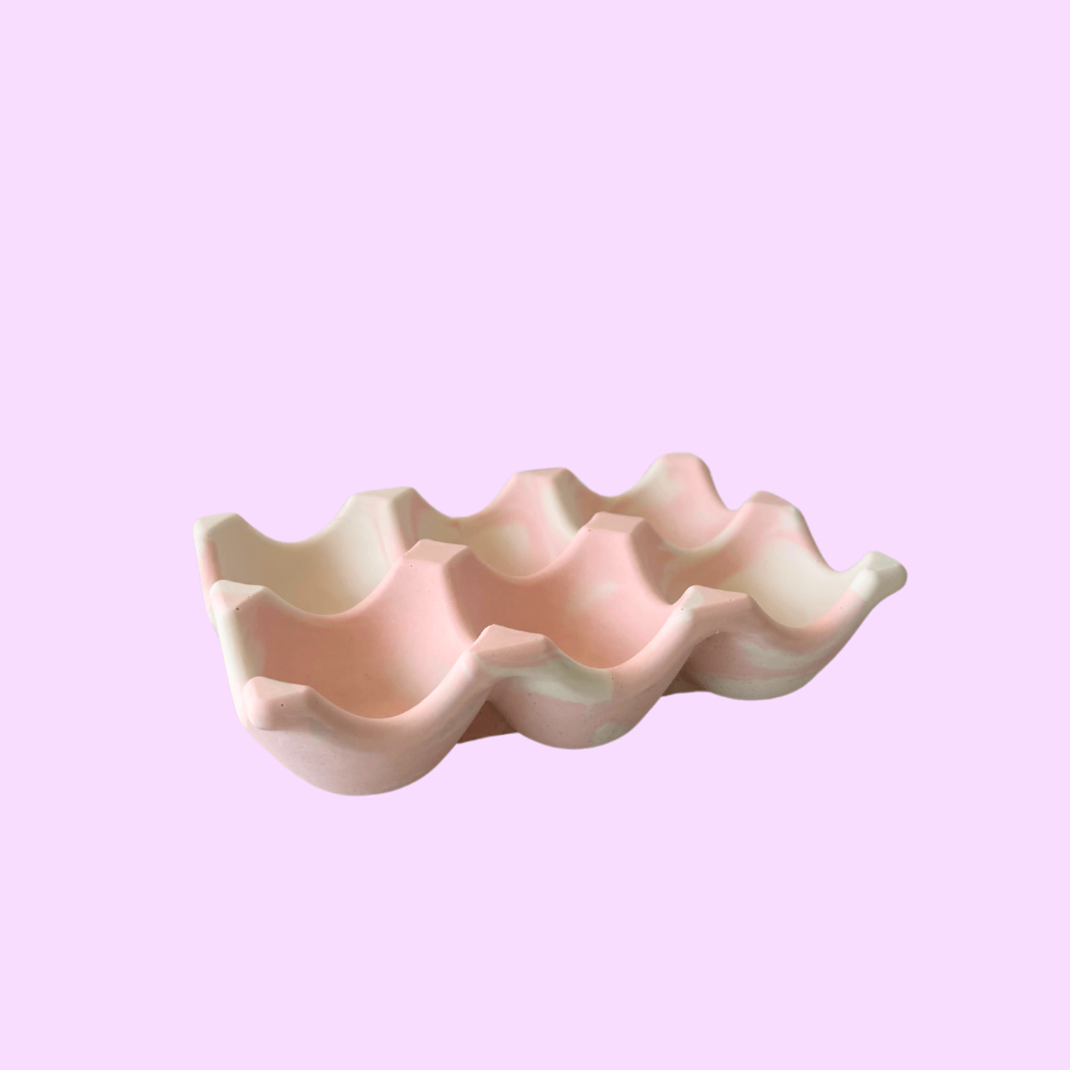 Rangement pour œufs artisanal et écologique rose pastel.